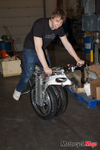 Illustration for article titled Uno: a Unicycle-Motorbike-Segway Hybrid